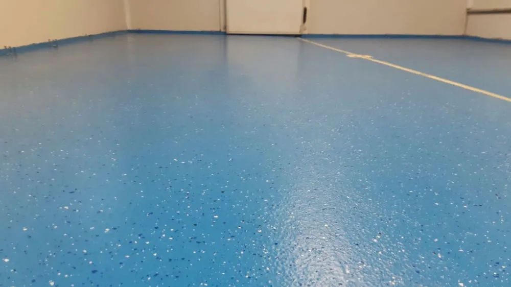 Kompletní renovace průmyslové podlahy protiskluzový systém se zásypem chipsem